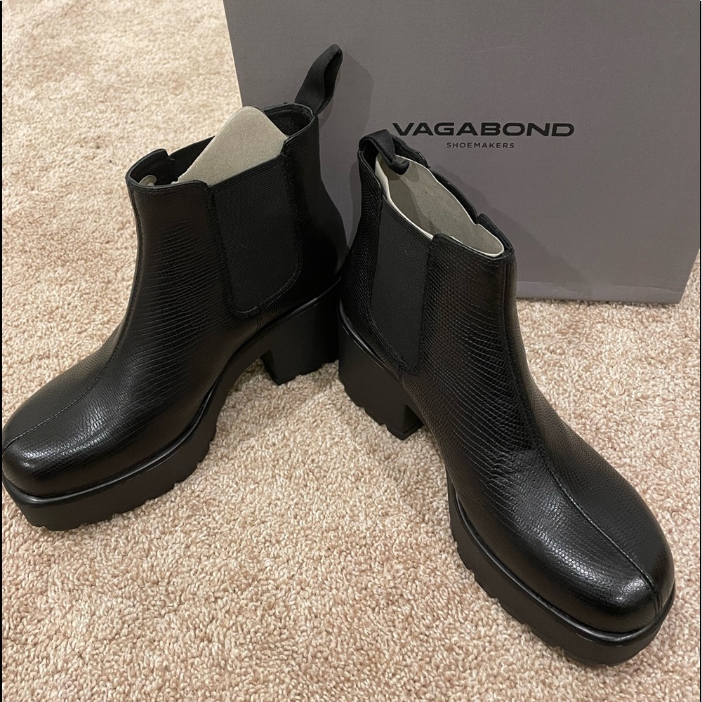 Ladies NIB Vagabond Black Platform Leather Booties Size 37